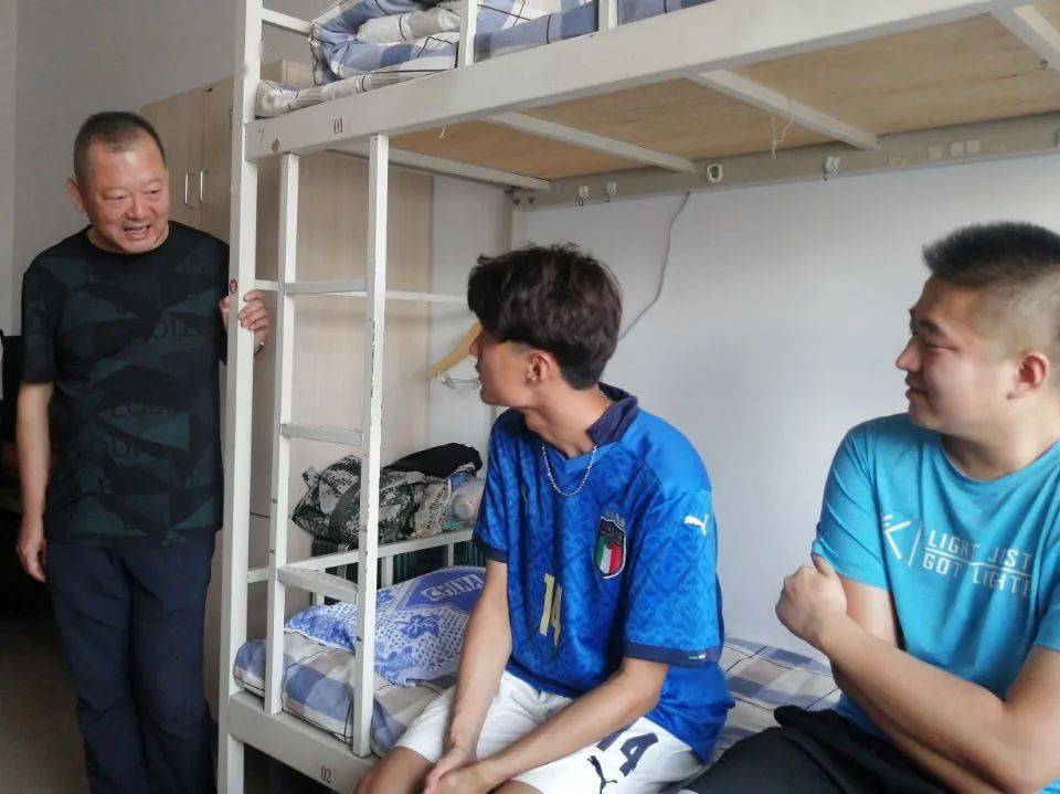 海城,高丽华等中文系领导及班主任在学生辅导员的陪同下深入新生宿舍