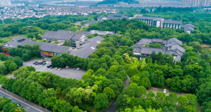 君澜·绍兴鉴湖大酒店占地51000㎡,约146亩,由君澜集团运营,按五星