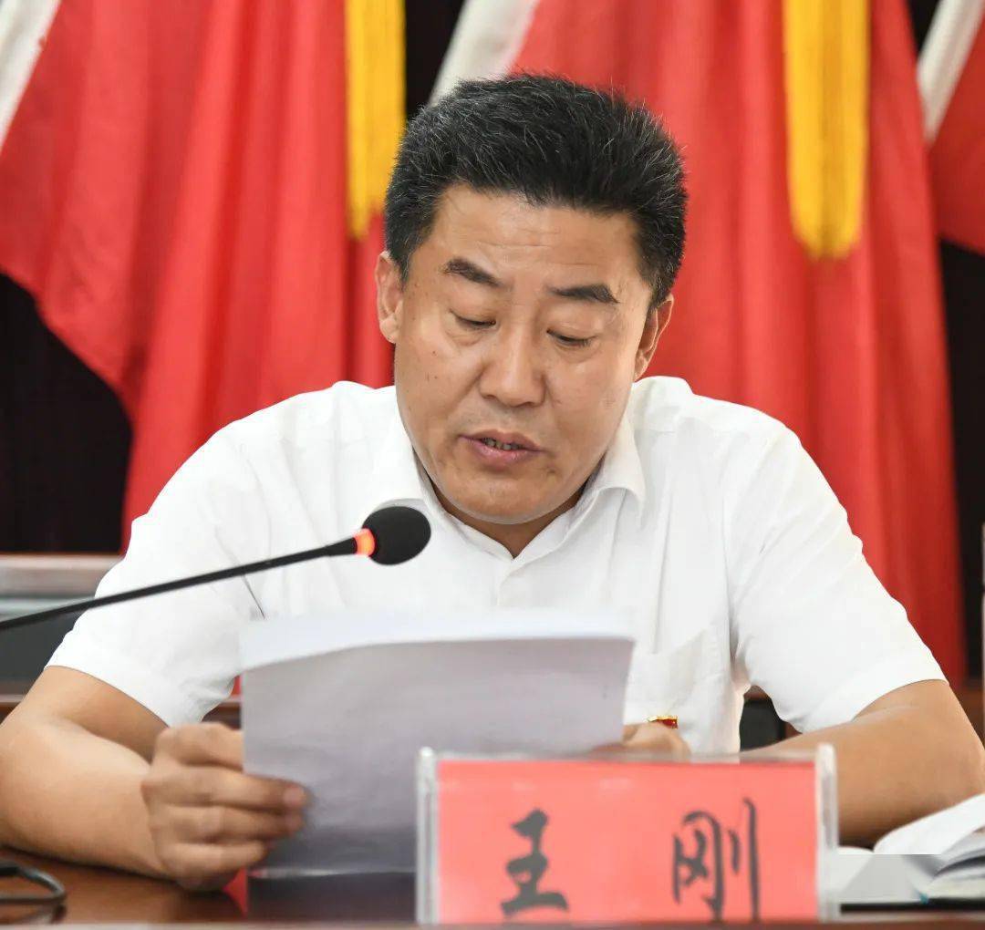 镇党委副书记杭磊同志主持会议并讲话镇党委副书记,镇长谢忠良同志