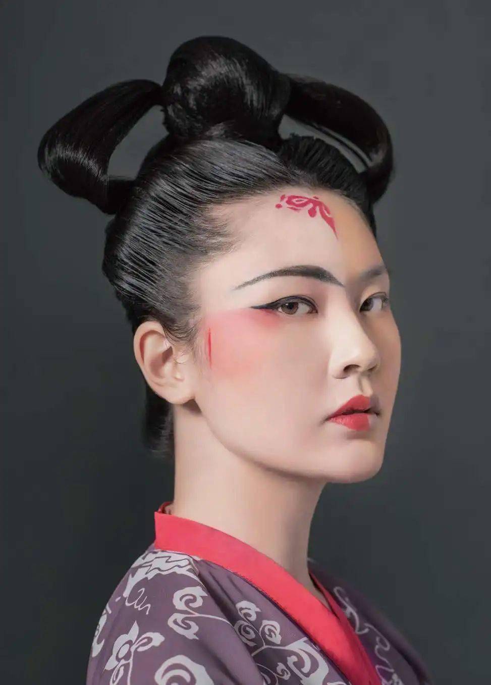 徐妃半面妆,顾名思义,即只妆饰半边脸面,左右两颊颜色不一.