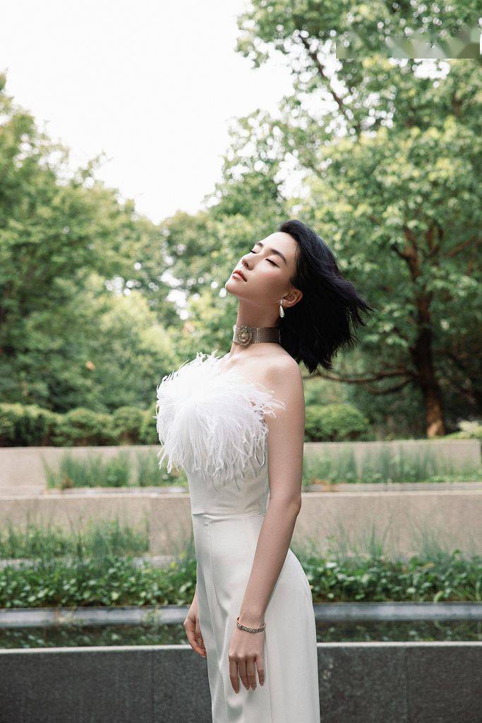 反转|何超莲黑白LOOK变换多样风格 柔美酷飒展现反转魅力