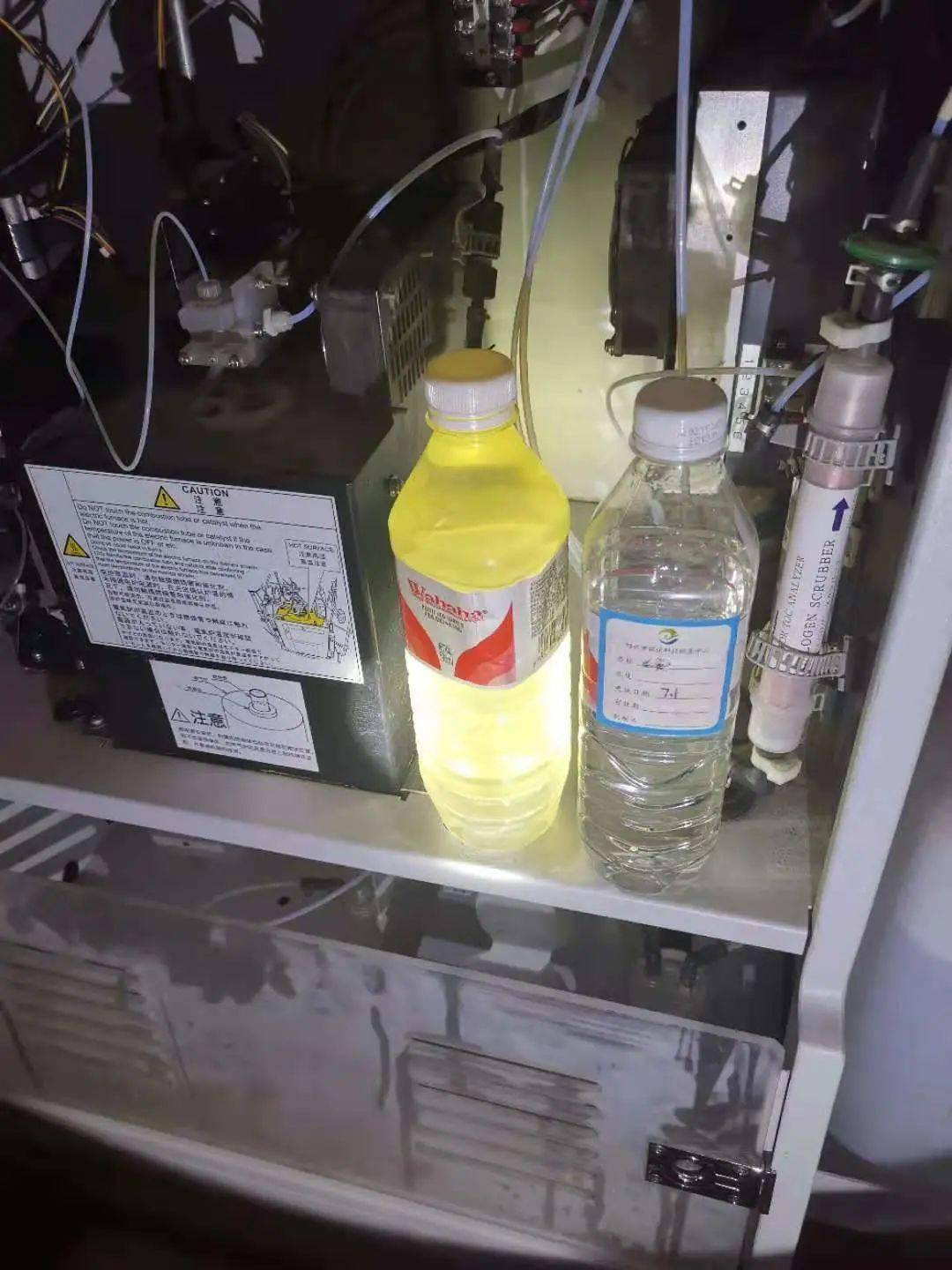 现场检查时发现该企业私自将在线监控房内cod和总氮检测仪取样管分别
