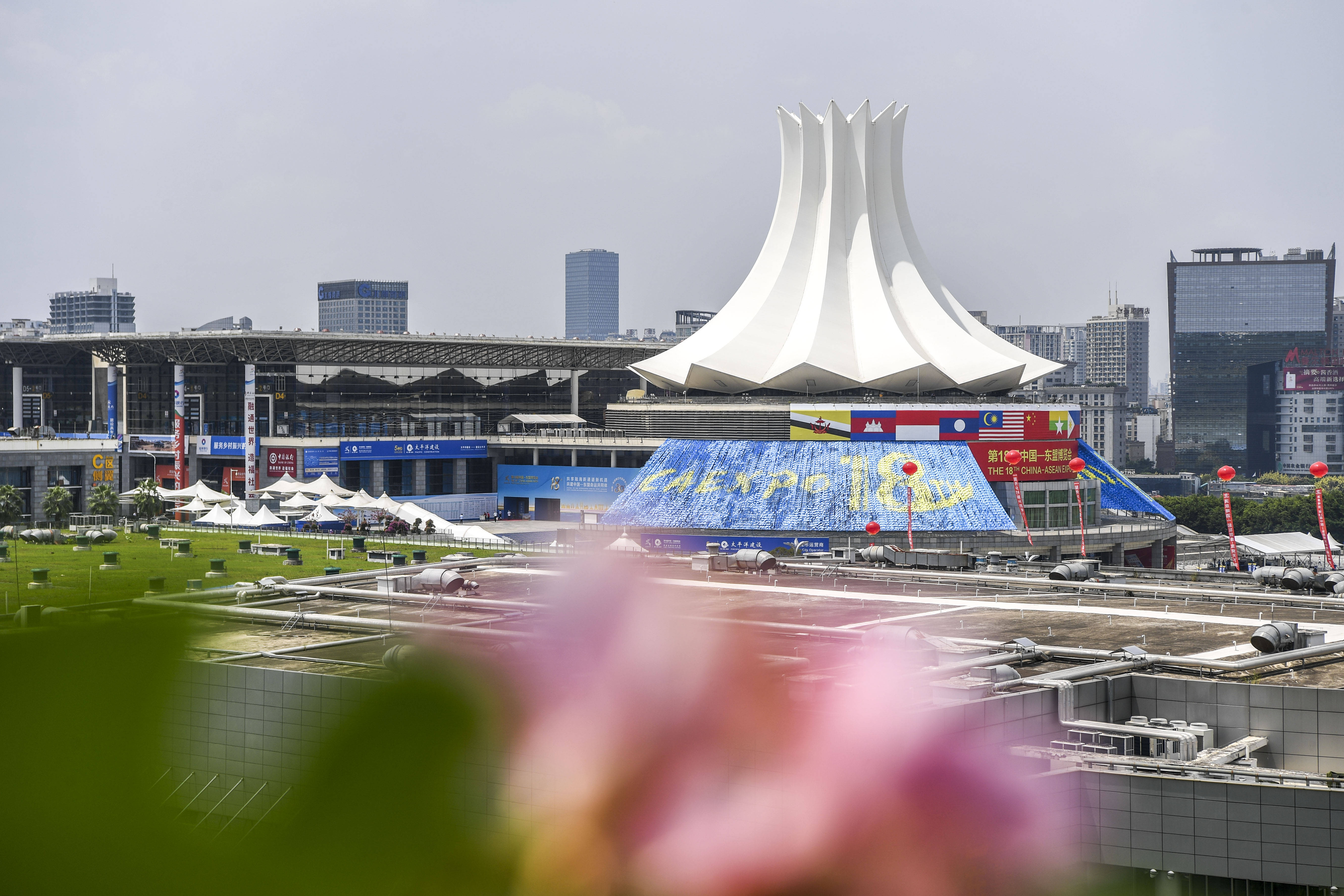 会看中国—东盟合作之变这是南宁国际会展中心及周边建筑(9月10日摄)