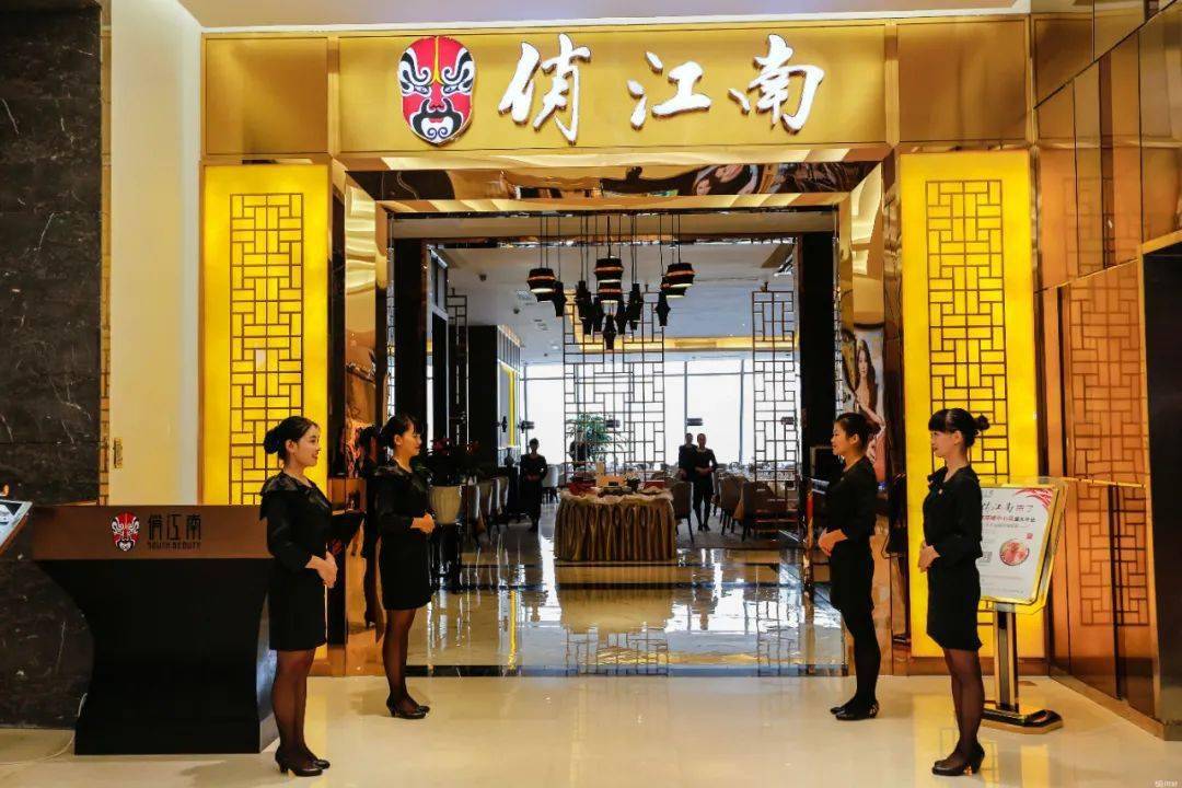 1999年,张兰决定打造自己的餐饮品牌,并把这个品牌命名为俏江南