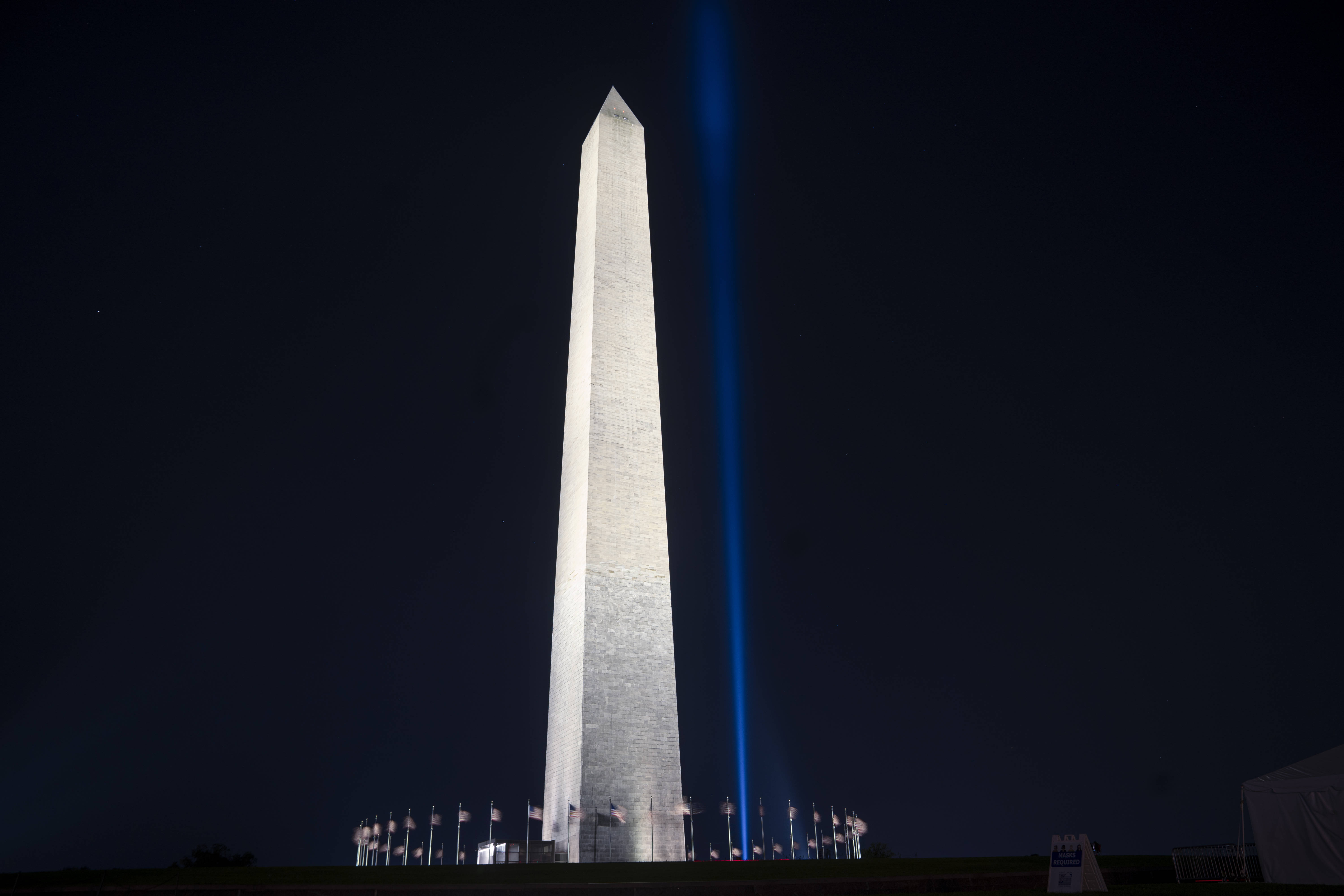 光柱纪念"9·11"恐怖袭击事件二十周年