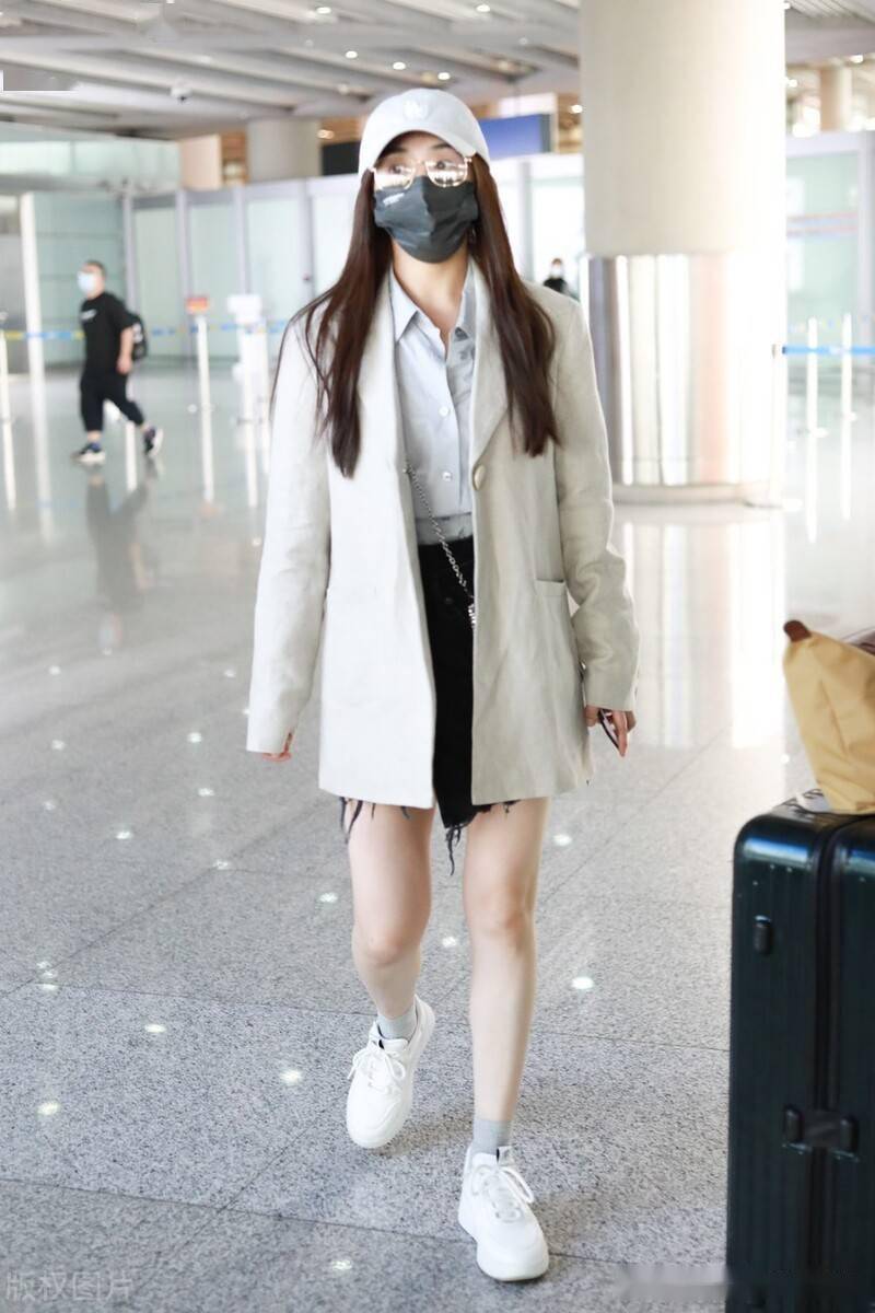 街拍:张含韵灰色西装 衬衫 黑色短裤 白色运动鞋随性休闲