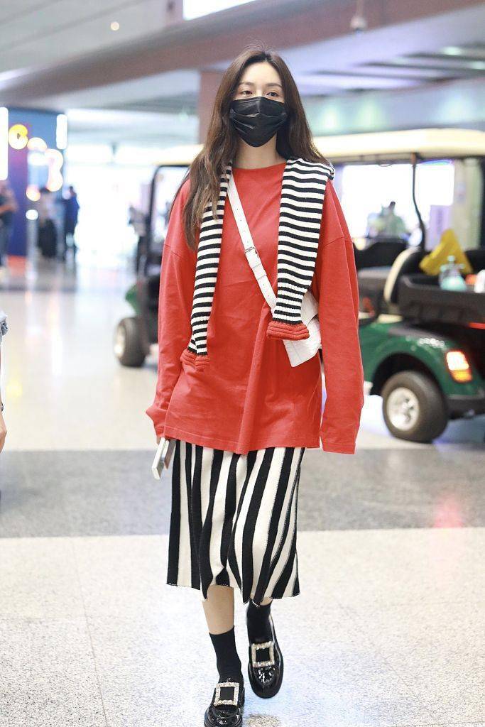 显得|沈梦辰穿红衫肩披格纹毛衣 穿搭巧妙化身文艺女青年