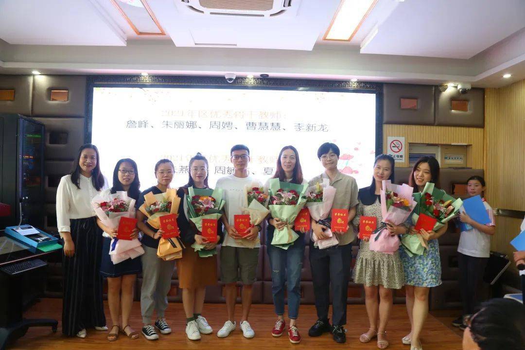 (柘林学校通讯员)学校开展了"弘扬尊师之风,担当育人使命"的第37个