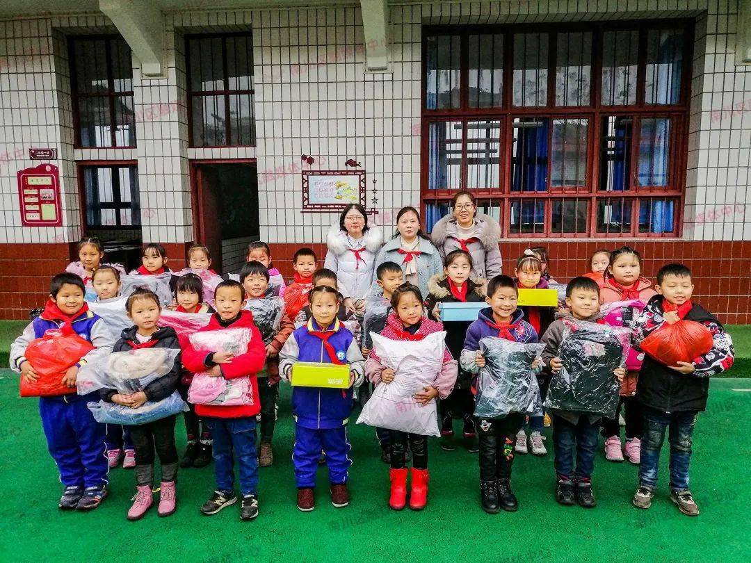 "近日,水江镇龙现社区居民梁正先高兴地给区不动产登记中心打来电话