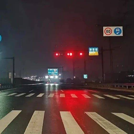 直行绿灯右转还是红灯？路口绿灯太短红灯太长？欢迎你为信号灯讲问题提意见！_交通