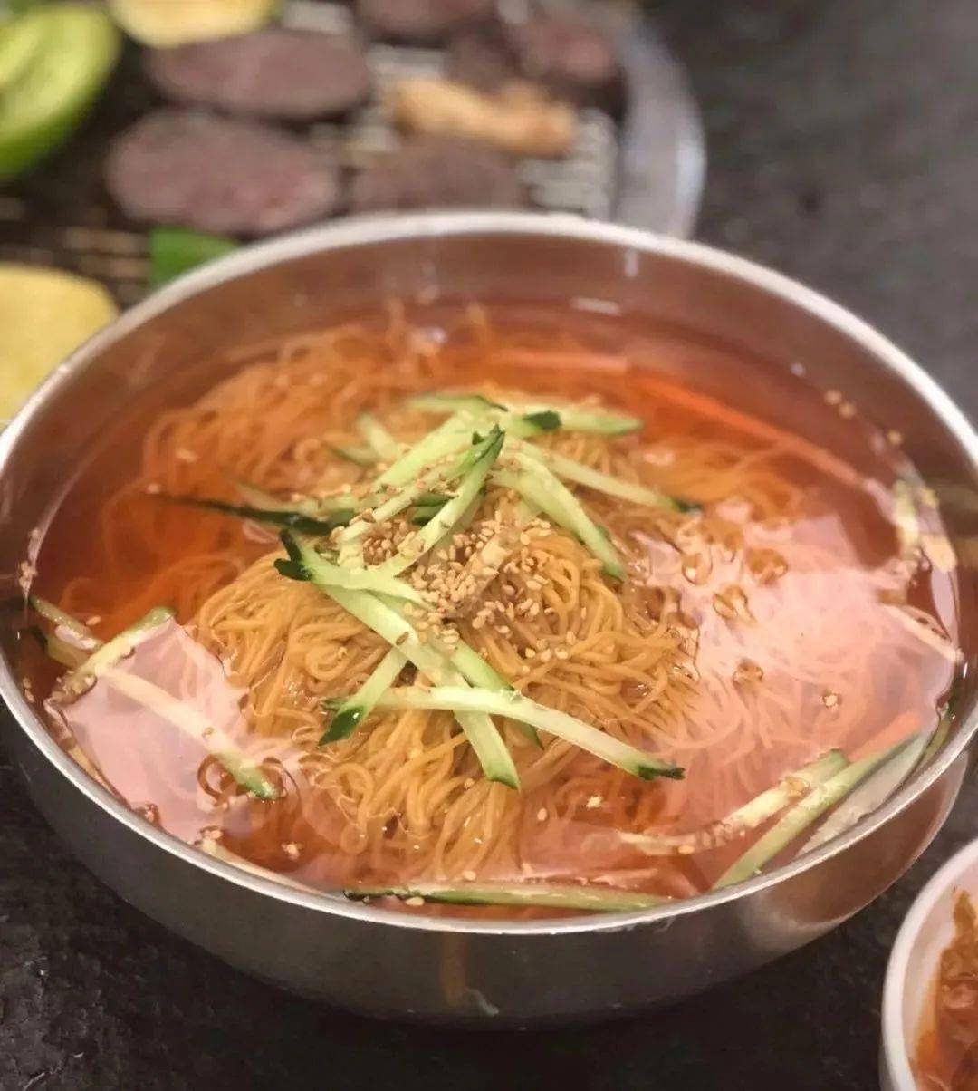 一碗地道的榆皮冷面最关键的原料是榆树皮,这榆树皮以根部为佳,将其