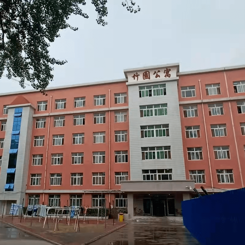 宿舍(五四路校区)萌新:哇是天桥啊,好期待开学啊!