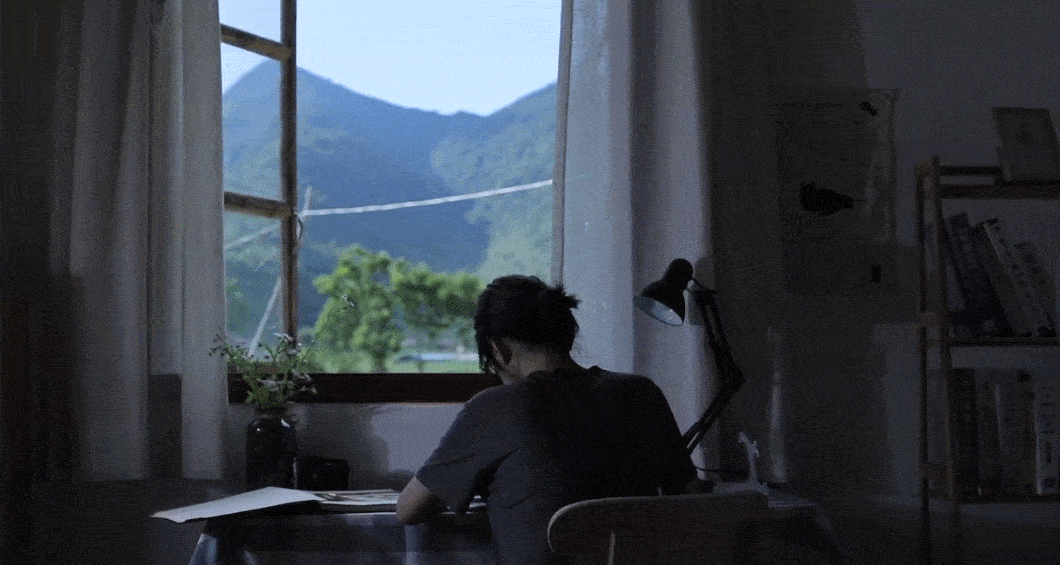 日子平和而充实.身边有知心的爱人,灶上煲着温热的粥,独坐窗前暗思忖.