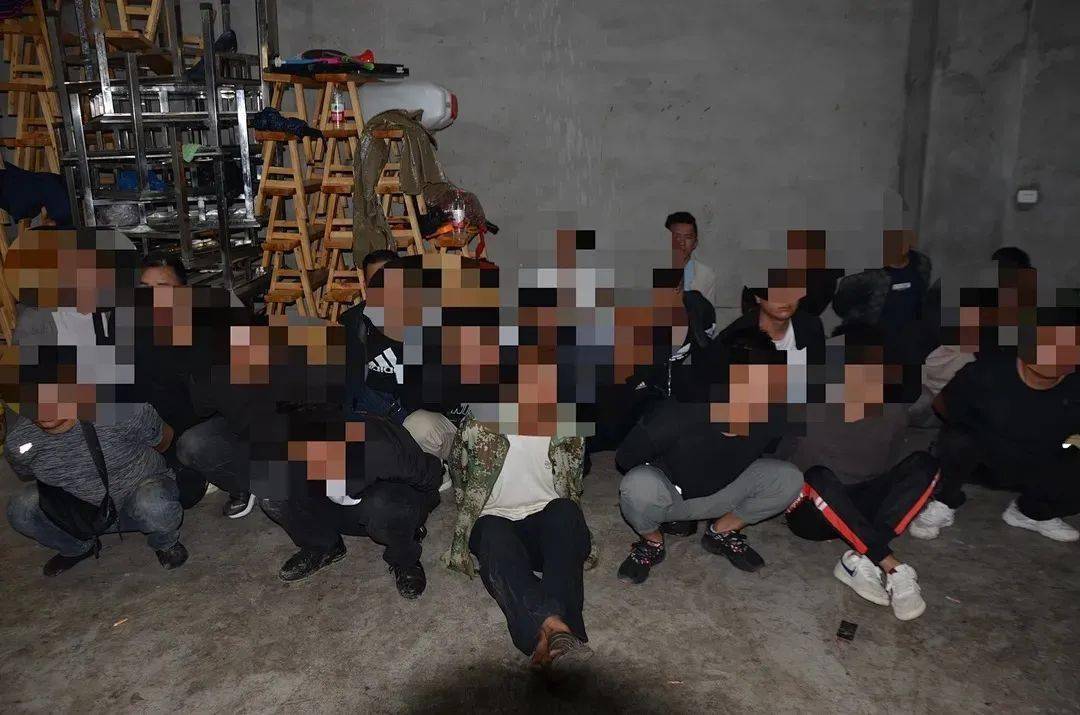 违法犯罪嫌疑人李某某,黄某某,杨某某,杜某某等十余人在雷波县锦城镇