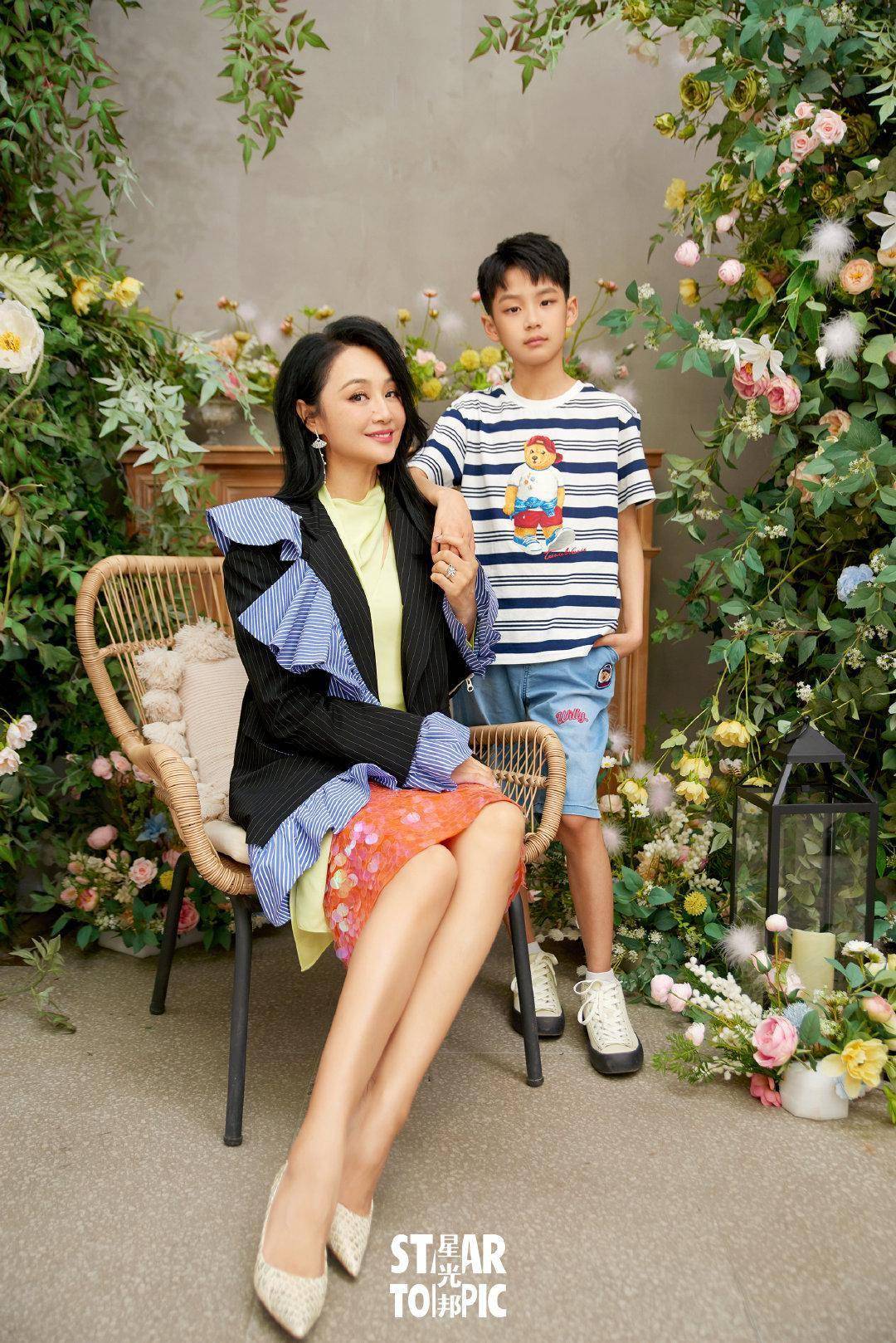 曹颖儿子穿裙装走秀扮相太美被认错性别曾获赞最帅星二代