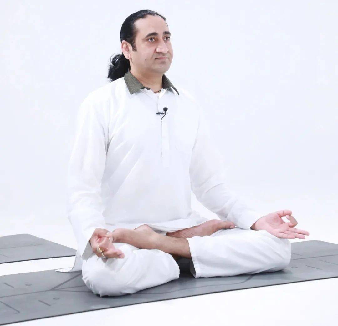 女神|被家暴、背叛,前夫遭砍数刀,被迫退圈6年,如今46岁生俩娃却美成女神,被老公宠成公主......