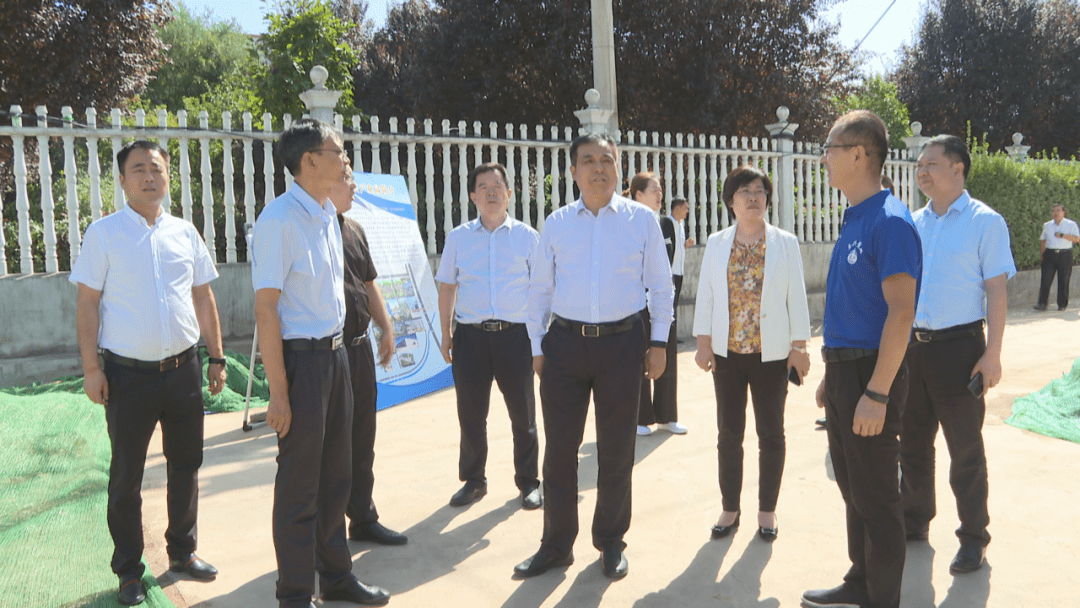 县委书记王丽,代县长张平一同调研.