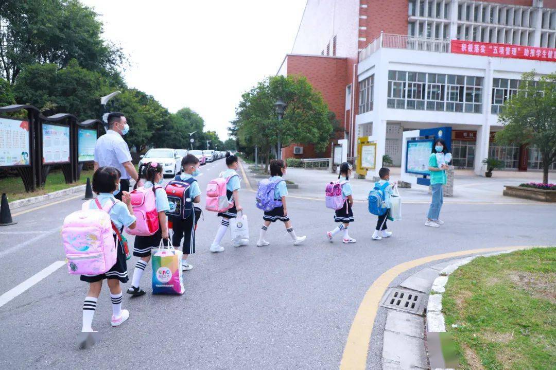 我是小學生啦開學第一天你們的笑容明媚了整個東外校園