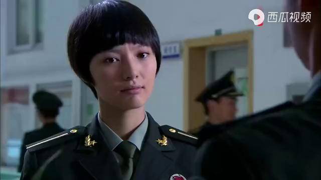 电影女长官不服新兵蛋子赤手空拳就开打不料自取其辱