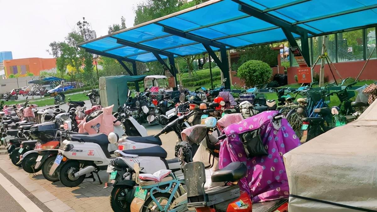 记者接到济南市民王先生的电话,反映他所居住的小区缺少电动车停车棚