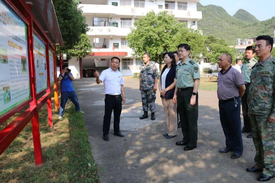 联络处处长冯伟上校等一行中国人民解放军驻香港部队副政委王兆兵少将