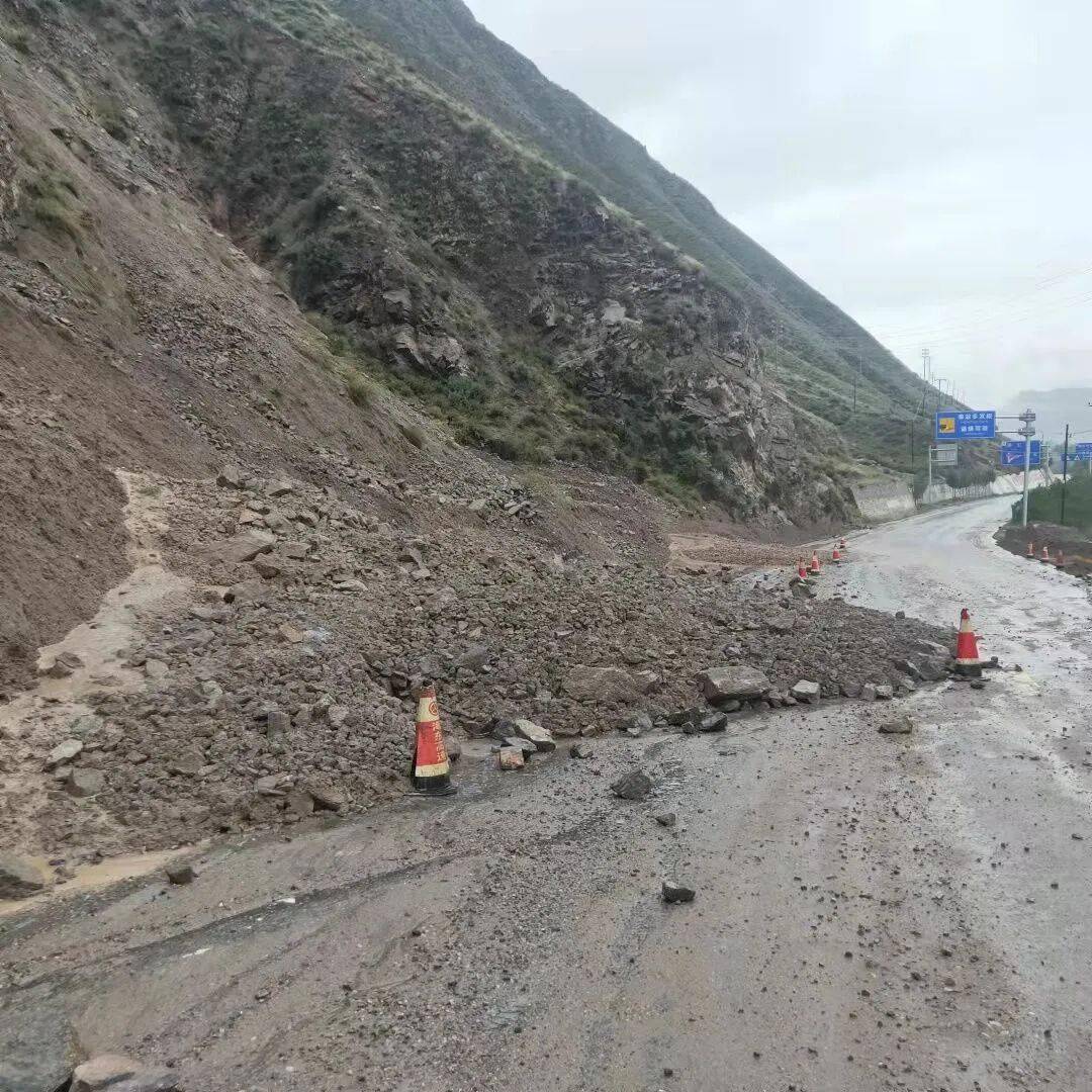 青海部分路段发生泥石流塌方部分路段交通管制