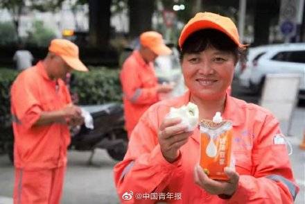 吕忠兰|合肥上万名环卫工人吃上免费早餐