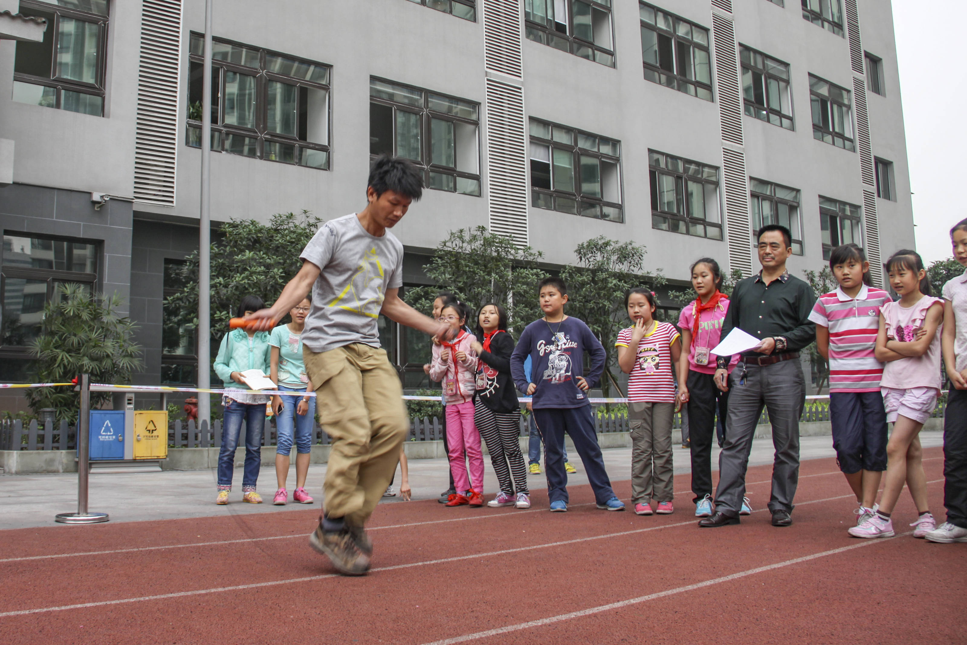 "父亲"的抉择—追记重庆市大渡口区育才小学教师王红旭