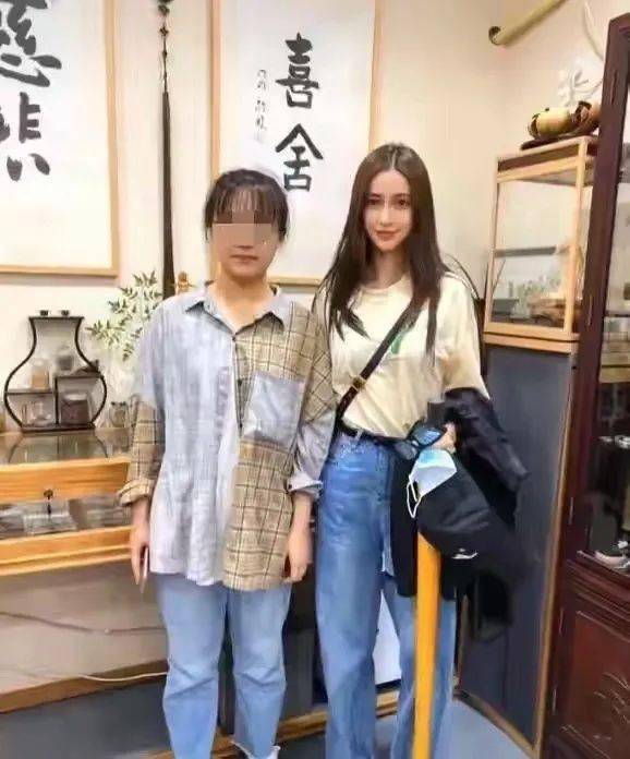 显得|杨颖现身好友婚礼,不精修还没素人漂亮,路人拍的五五身假胯宽!