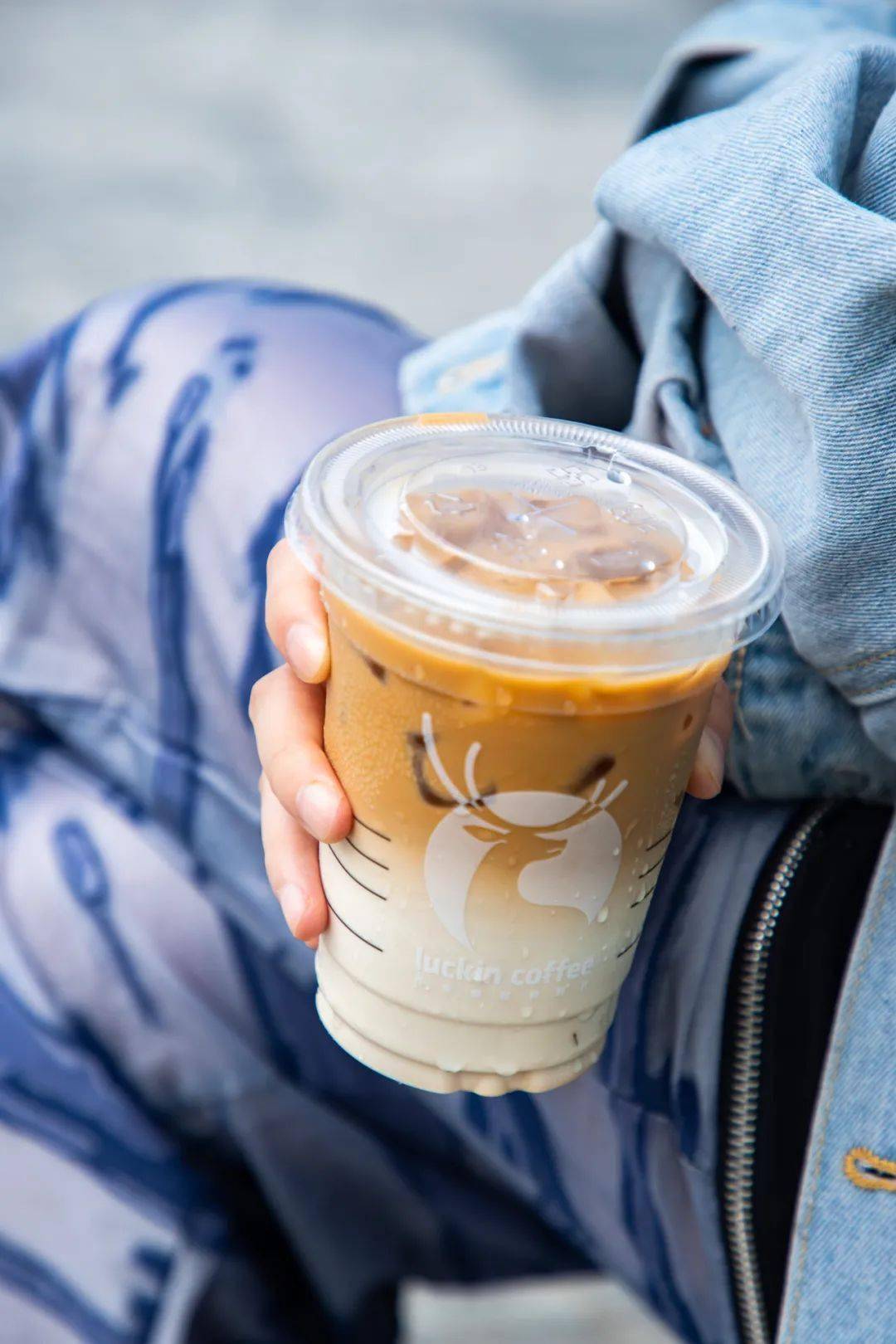 瑞幸年度重磅新品丝绒拿铁来了秋天第①杯拿铁就选ta