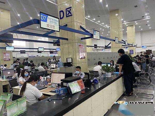 市政务服务中心:推进"一窗"办 按下政务服务快捷键_办事