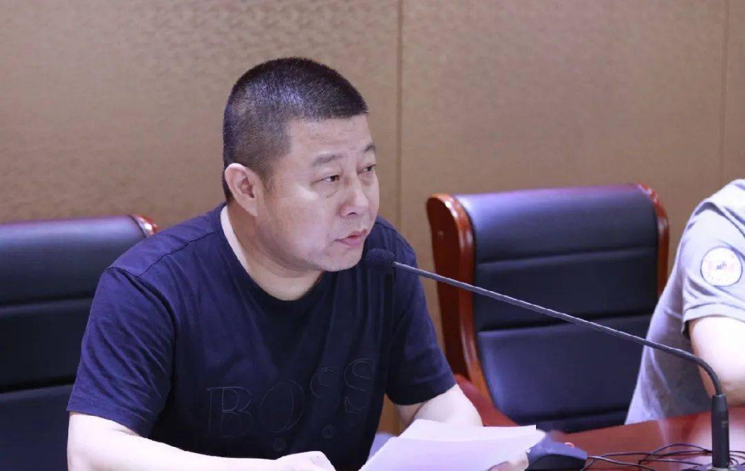 接下来,教学处刘轶主任和德育处吴庆华主任分别宣读了学科教学"青蓝