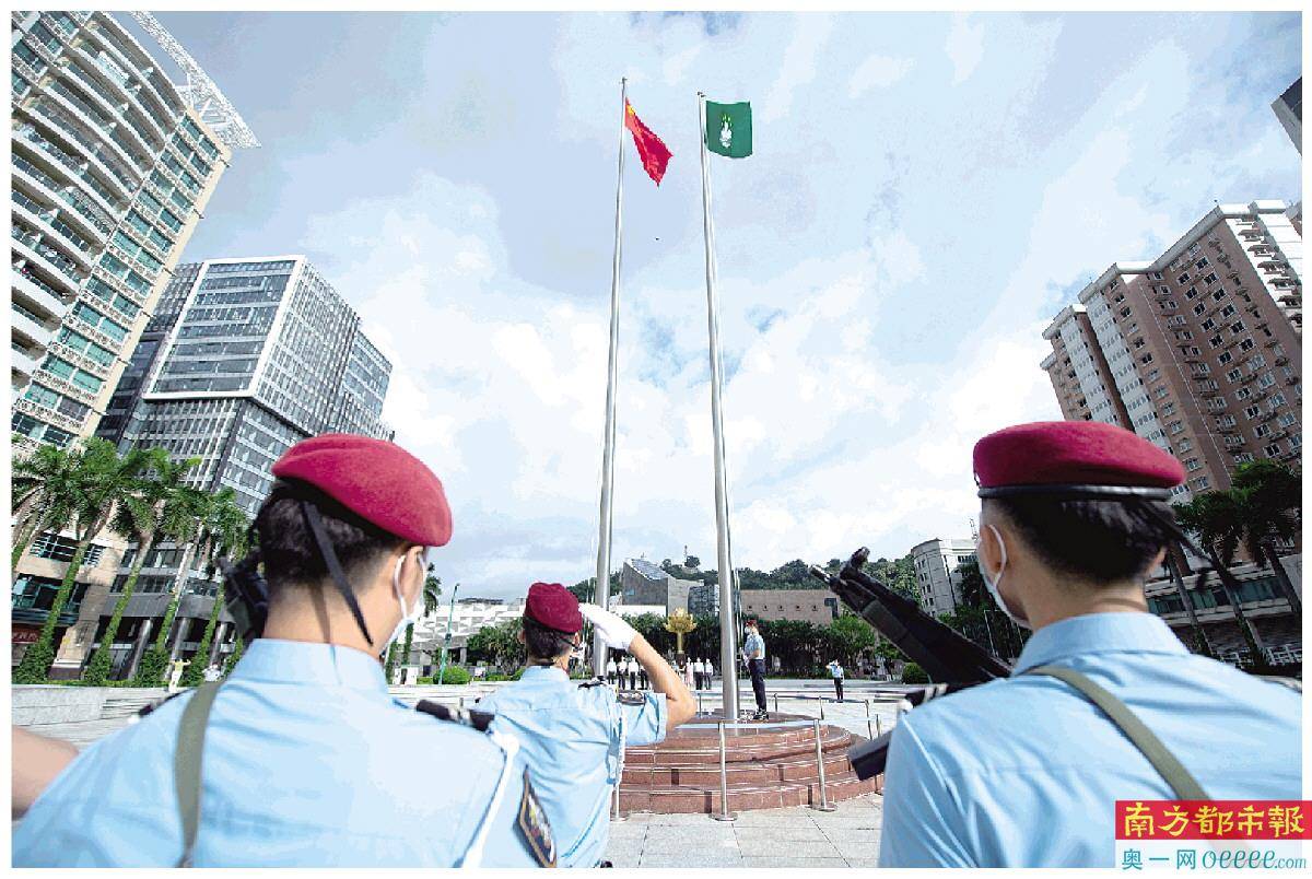 7月1日,澳門治安警察局特警隊在金蓮花廣場舉行升旗儀式. 新華社發