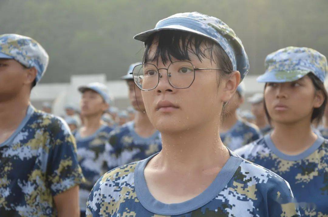 云安中学新生军训圆满结束,定格训练场上的难忘瞬间