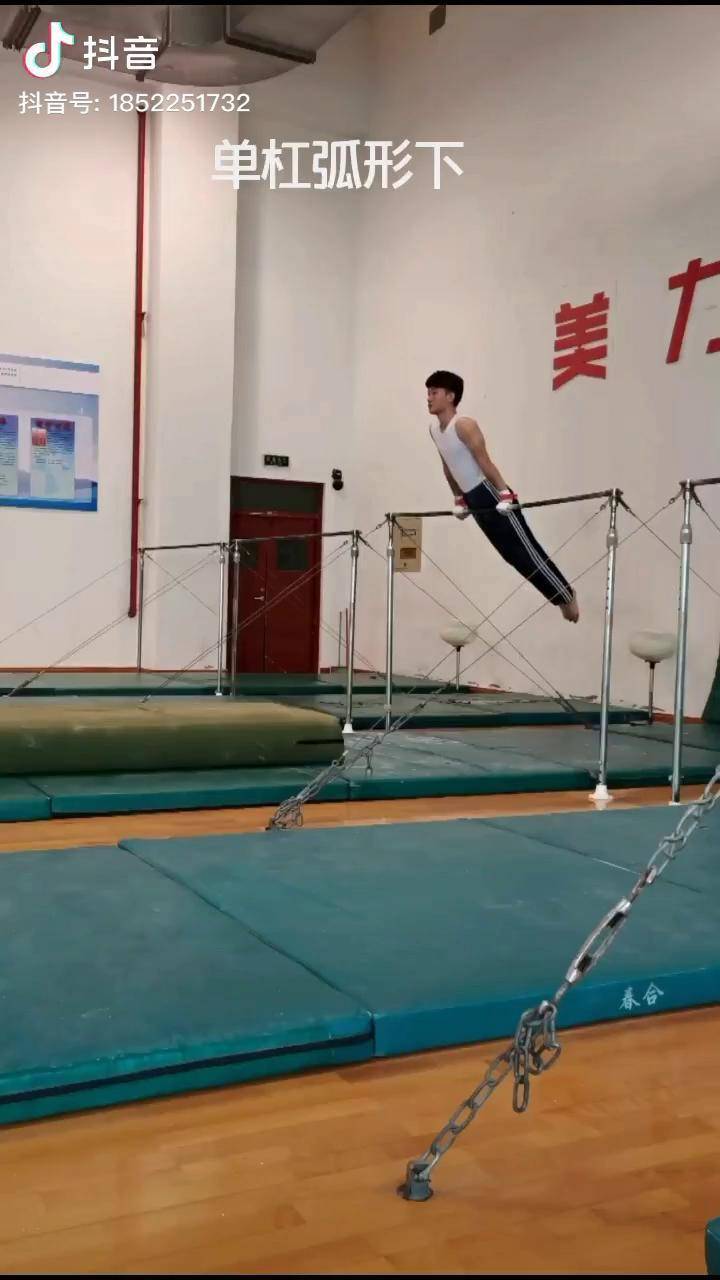 日常训练体操单杠手破的太厉害做不太好了恢复几天单杠运动