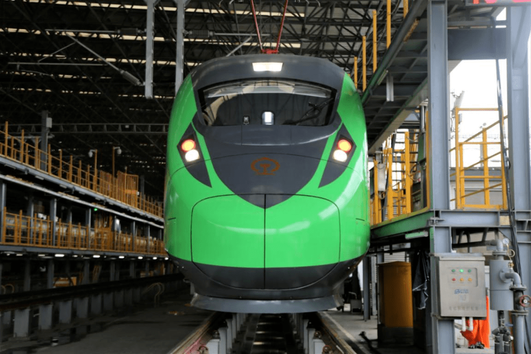 此次开行的160公里"复兴号"动车组为鼓型车体动力集中动车组,车体较