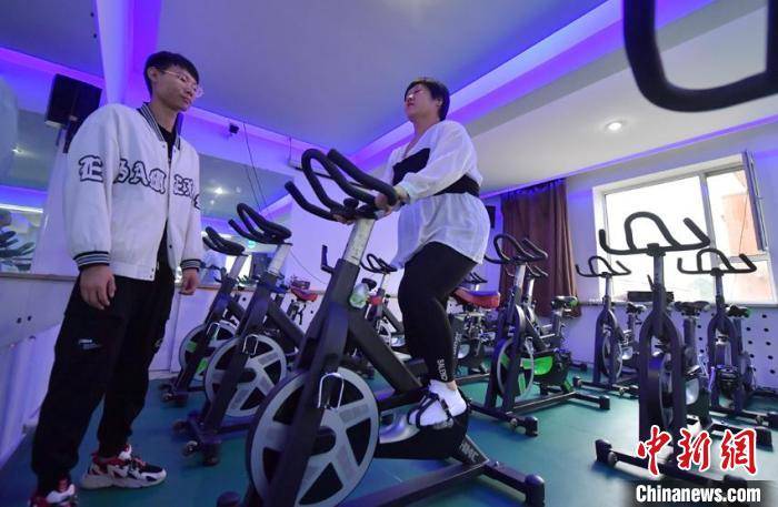 红灯|400斤超胖女孩9个月减180斤 立志成为减肥健身博主