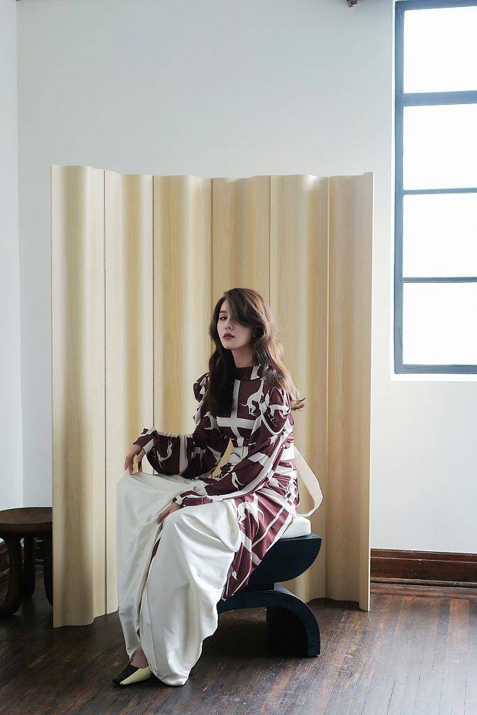 波浪|刘诗诗暖秋质感大片释出 穿正红丝边礼服温柔大气