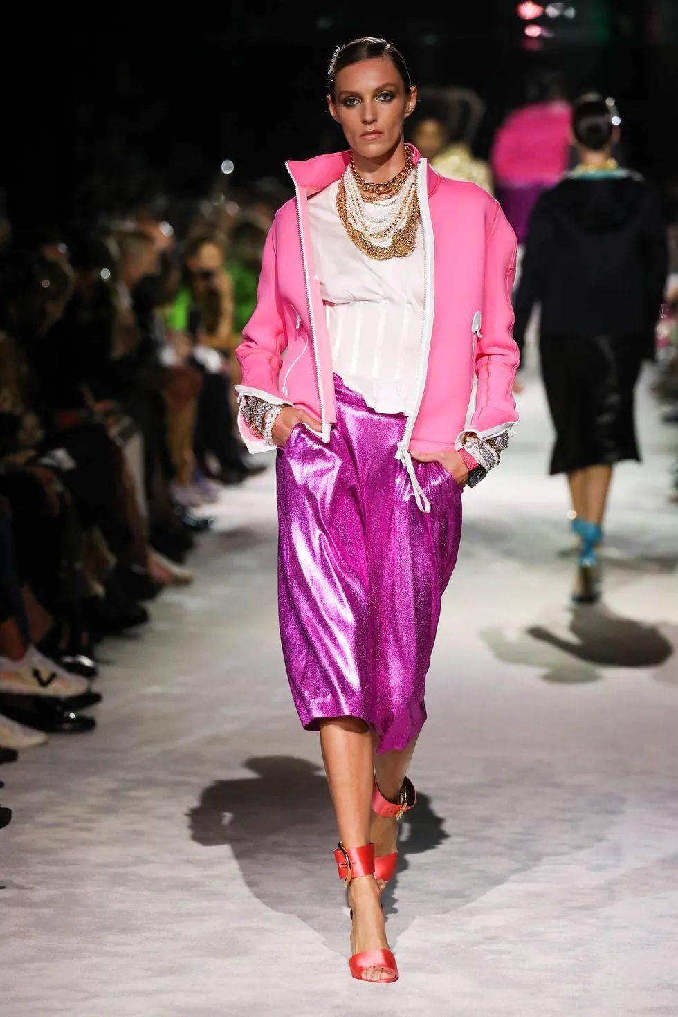 简风|穿得光彩照人，才是最新的时髦