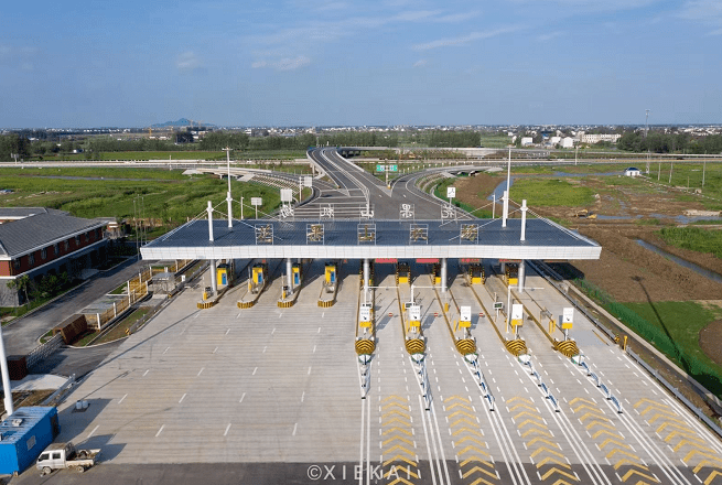 收費站位於連雲港市灌雲縣小伊鎮,臨近g204,g233國道幹線公路和大伊山