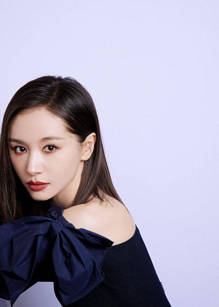 黑色|王子文黑色花苞袖连体裤秀美肩 修身设计勾勒窈窕曲线
