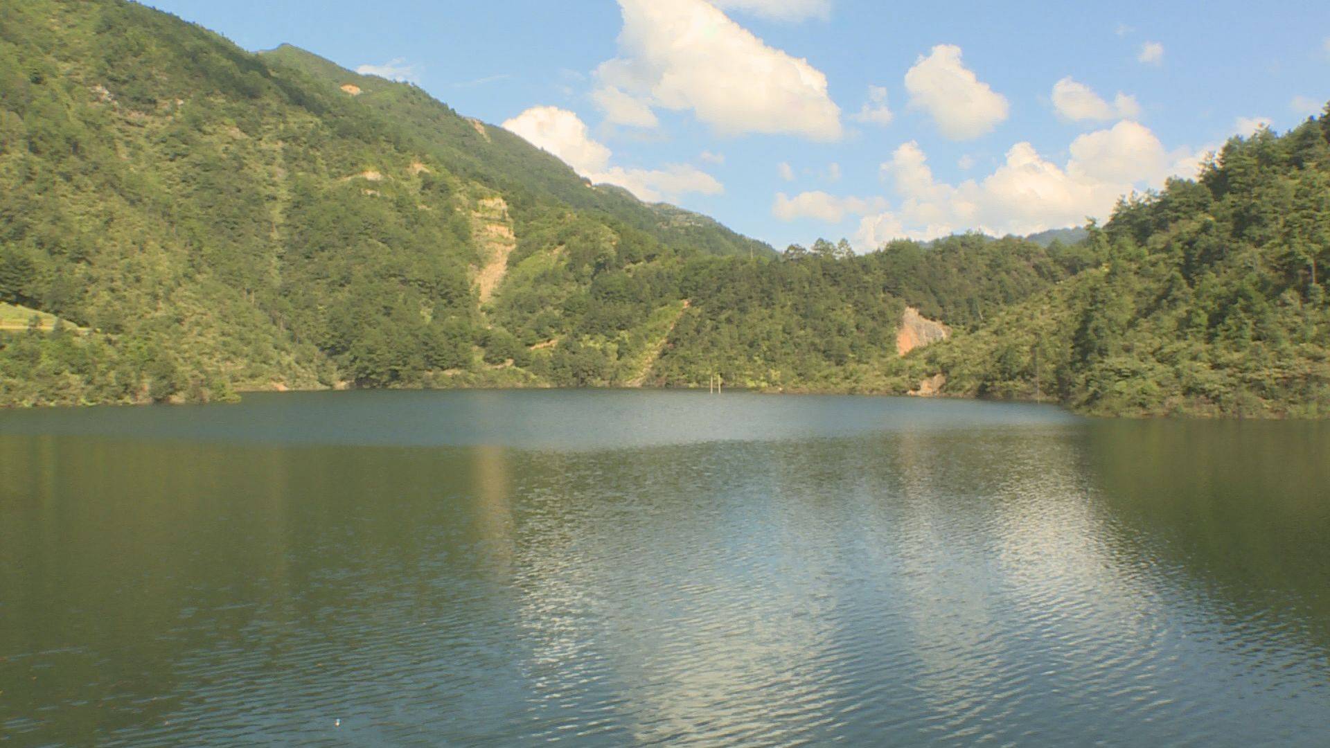 近日,记者走进雷山县"一中四小"工程之一的大塘水库施工现场看到,水库