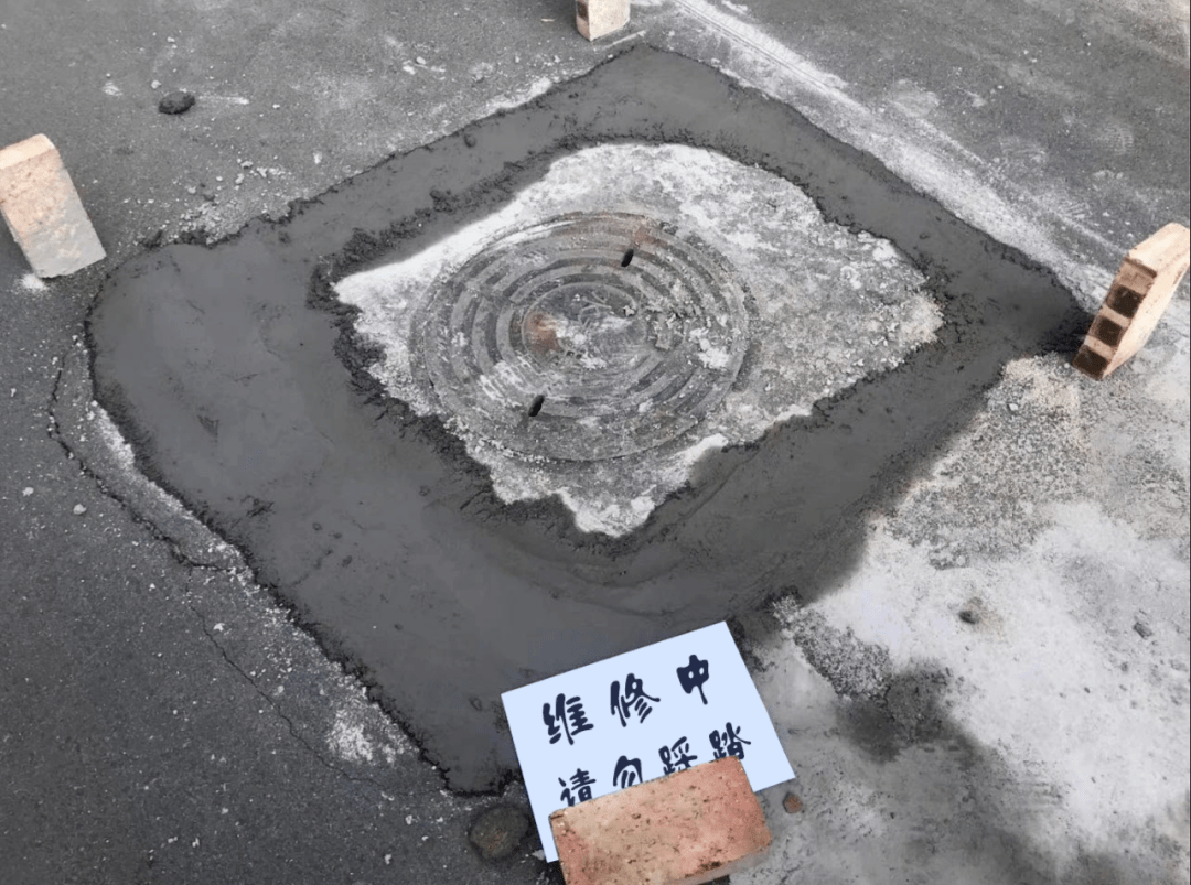 学党史悟思想办实事开新局井盖破损存在隐患网格员快速处置保障安全