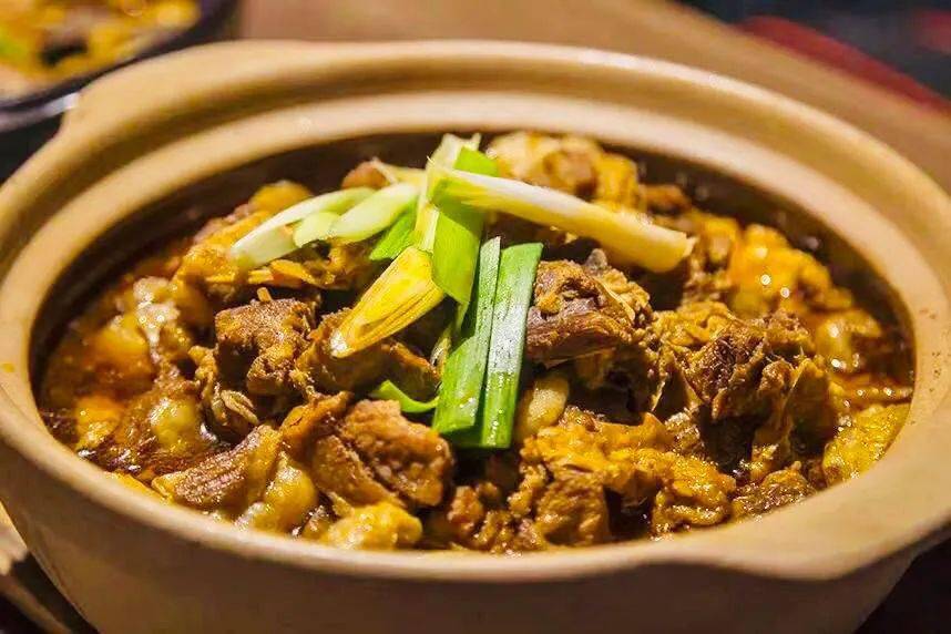 一煲吃全牛这家牛腩牛杂煲不仅用料讲究量足味儿也超棒