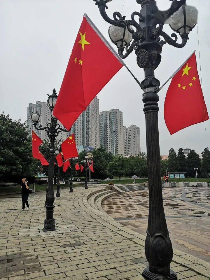 【网络中国节·中秋】鲜花,国旗迎"双节"