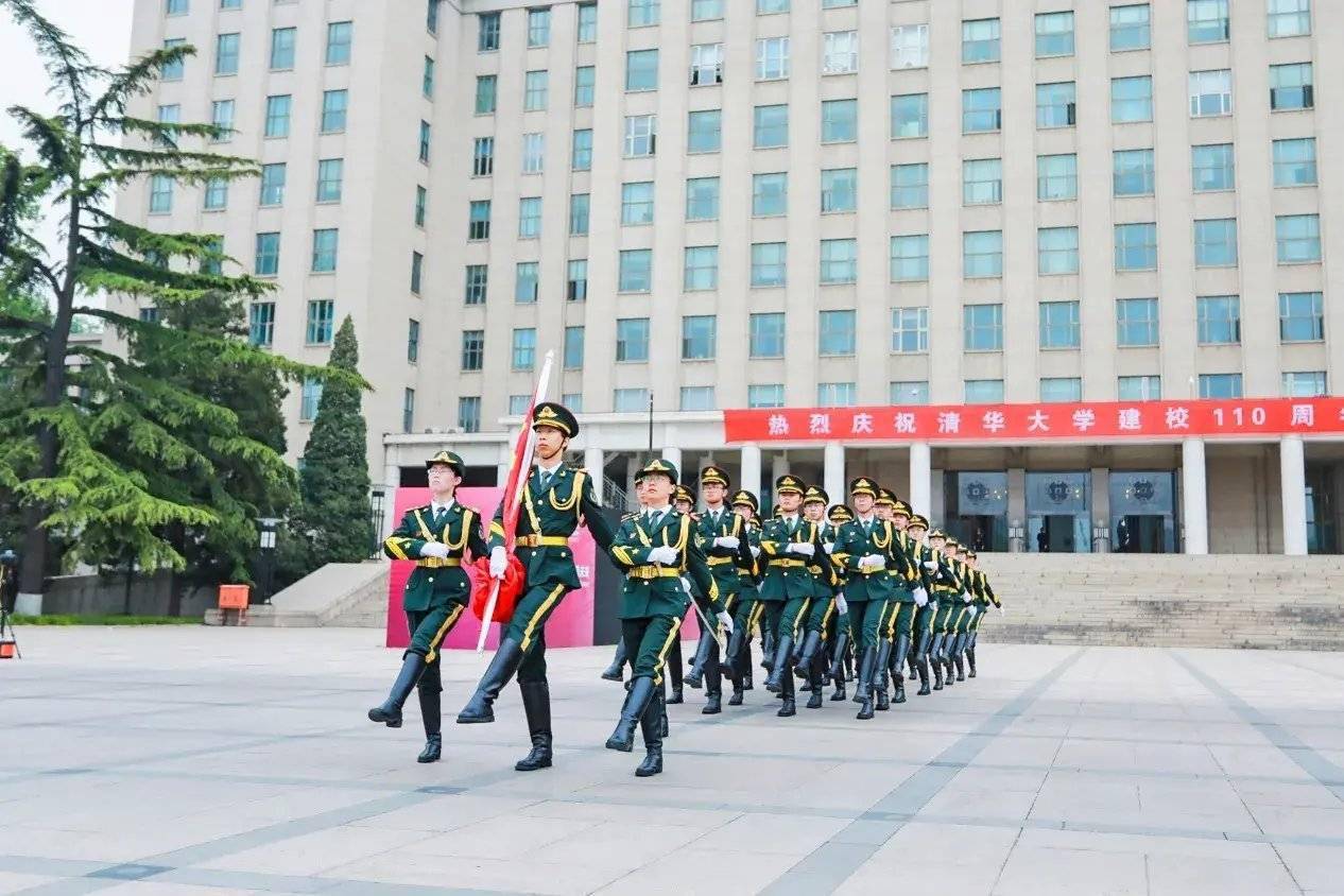 自媒体吐槽清华大学国旗仪仗队此举不妥军装其实不能贵族化