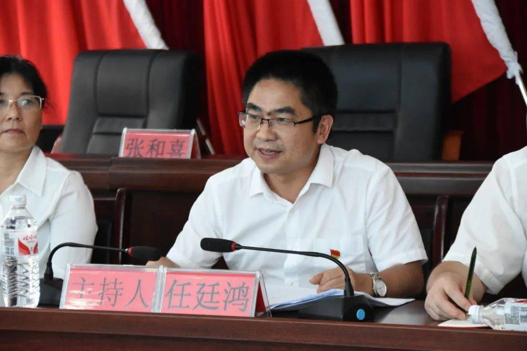 代表龙满江作专题发言火车站村党支部的党员代表雷琼作专题发言此外