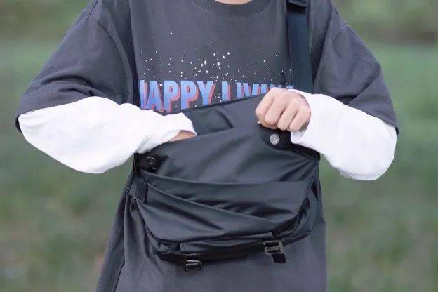 设计|让男人一见痴迷「巨能装」斜挎包！出街背它帅炸整条街