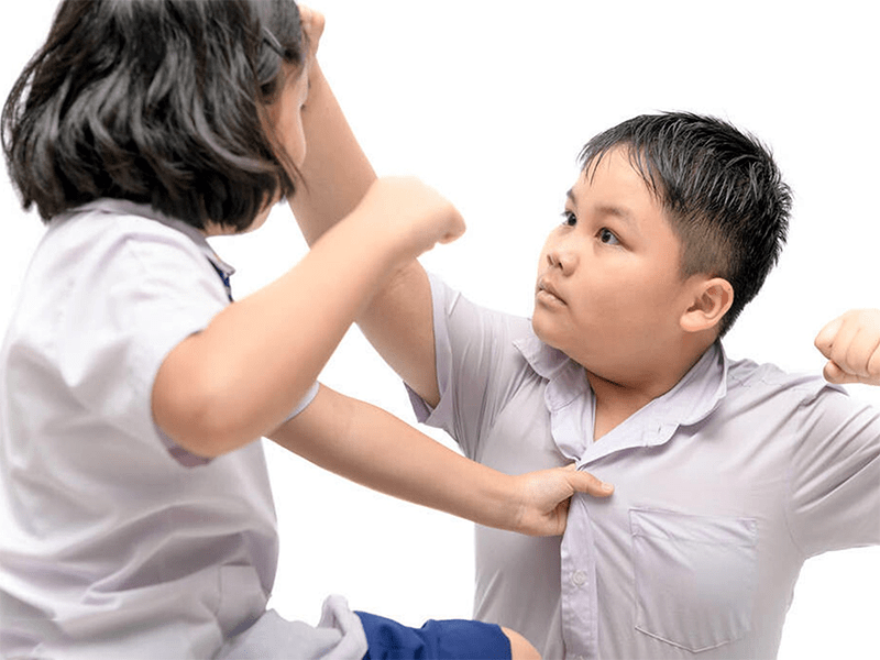 小孩|四岁女孩力大无比把幼儿园男小孩打个遍，我天天被老师叫怎么办？