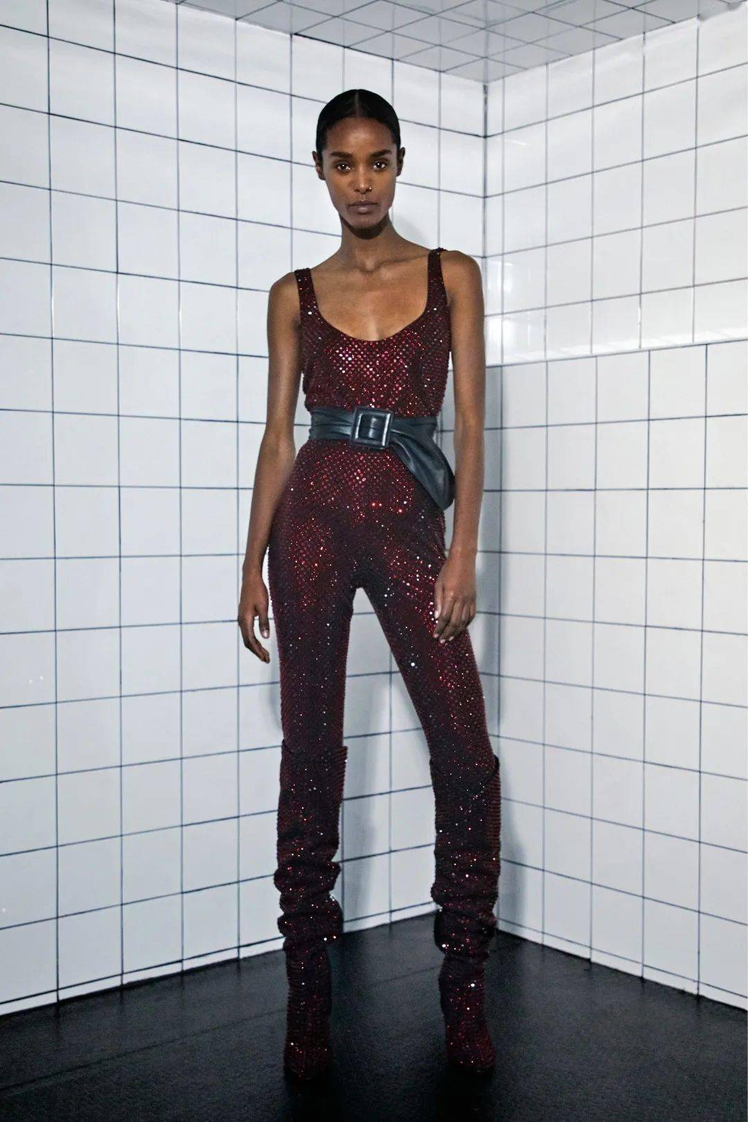 的lisa,身穿alexandre vauthier2021春夏度假系列的酒红色镶钻连体衣